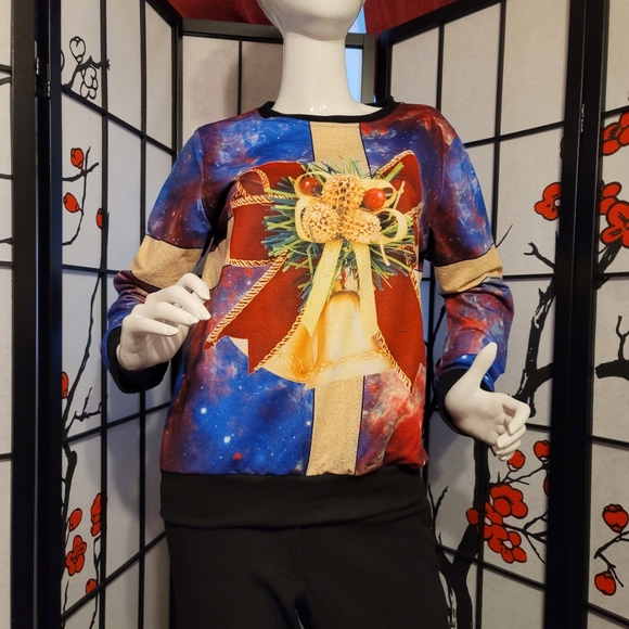 WOMEN'S SOFT SHINY CHRISTMAS SWEAT SHIRT STYLE WRAPED PACKAGE ART/SIZE MEDIUM - Picture 1 of 15